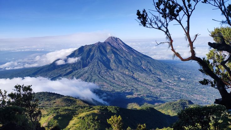 view indah dari jalur pendakian gunung merbabu